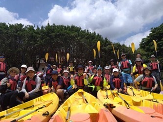  Through its USR project, MCUT offers environmental education by organizing hands-on learning activities using canoes in the mangrove areas of the Tamsui River.(Open new window/jpg file)Image