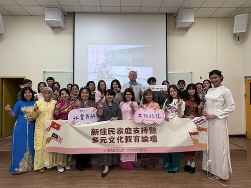 President Dr. Liu Tsu-Hua of MCUT poses for a group photo with honored guests attending the forum.(Open new window/jpg file)Image