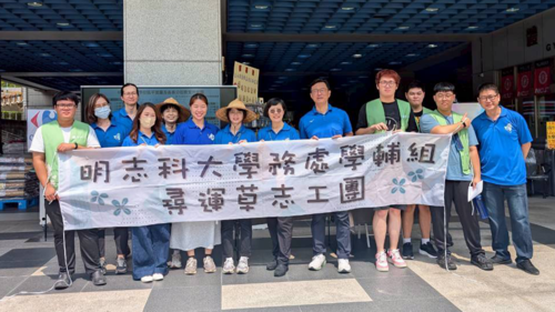 學務長、工作人員與服務志工大合照(另開新視窗/png檔)圖片
