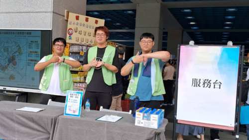 志工服務於服務台(另開新視窗/png檔)圖片