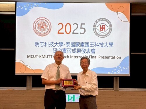 明志科技大學校長劉祖華(左)與泰國蒙庫國王科技大學校長Dr. Su-vit Saetia交換紀念禮品合影。(另開新視窗/jpg檔)圖片