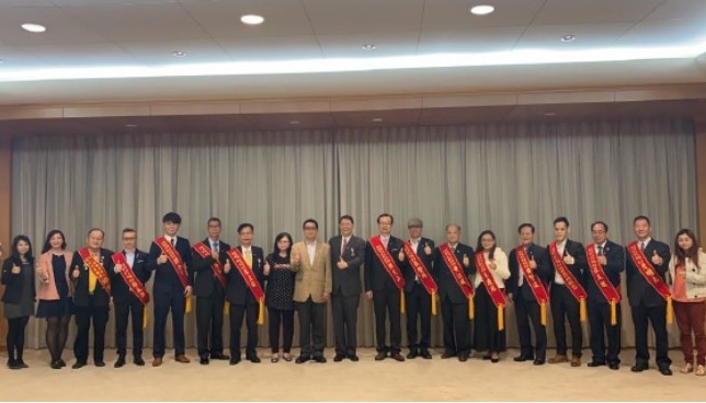 The Secretary-General of the Legislative Yuan, Lin Chih-chia, (10 from the right) received the 2021 outstanding inventors, including the President of the ROC Excellent Inventors Society, Bao-wu Tian (11 from the right), and Professor Wen-Cheng Lai of MCUT (9 from the right).(Open new window/jpg file)