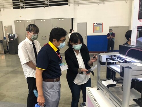 明志科技大學杜鶴芸教授(左一)說明「3D矽膠列印應用在鋰電池能源整合系統上」應用。(另開新視窗/jpg檔)