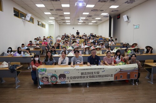 Closing ceremony of summer camp (center right: Lu Bo-An, acting director of International and Multicultural Education section for New residents, Department of Education, New Taipei city)(Open new window/jpg file)Image