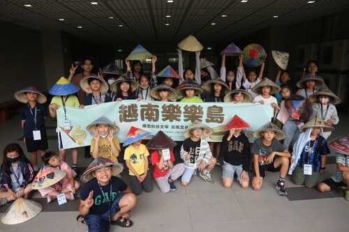 夏令營學童開心展示彩繪斗笠(另開新視窗/jpg檔)圖片