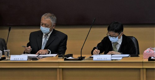 Both Presidents Signing MoU(Open new window/jpg file)