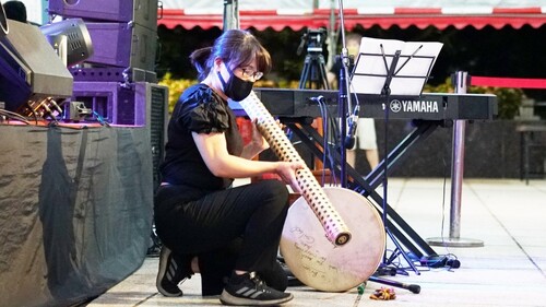 邀請桃園市傑出演藝團隊樂亮管絃樂團,合作完成太鼓、小提琴、舞蹈與聲響藝術的跨界作品《Leap躍》。(另開新視窗/jpg檔)圖片