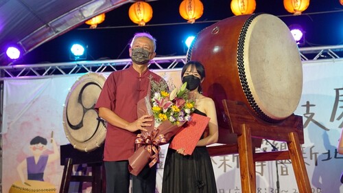 本校劉祖華校長頒贈感謝狀予樂亮管絃樂團。(另開新視窗/jpg檔)圖片