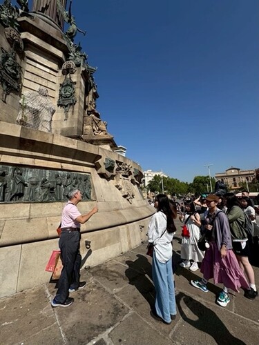 The photos of Director Chiang Zun-Hua and Professor Li Chang-Kuo personally leading on-site tours and providing in-depth explanations, guiding students to explore the cultural symbolism and design philosophy behind the architecture. The learning atmosphere on-site was highly engaging and immersive.(Open new window/jpg file)Image