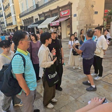 The photos of Director Chiang Zun-Hua and Professor Li Chang-Kuo personally leading on-site tours and providing in-depth explanations, guiding students to explore the cultural symbolism and design philosophy behind the architecture. The learning atmosphere on-site was highly engaging and immersive.(Open new window/jpg file)Image