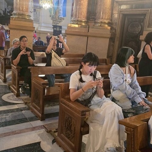 The photos of the explanation on the history and application of Baroque decorative totems at the Basilica of Our Lady of the Pillar and the Cathedral in Zaragoza.(Open new window/jpg file)Image