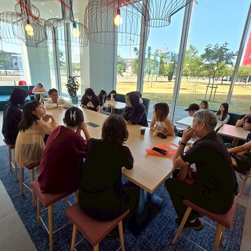 The photos of Director Chiang Zun-Hua and Professor Li Chang-Kuo conducting a course review and reflection session at the conclusion of the program.(Open new window/jpg file)Image