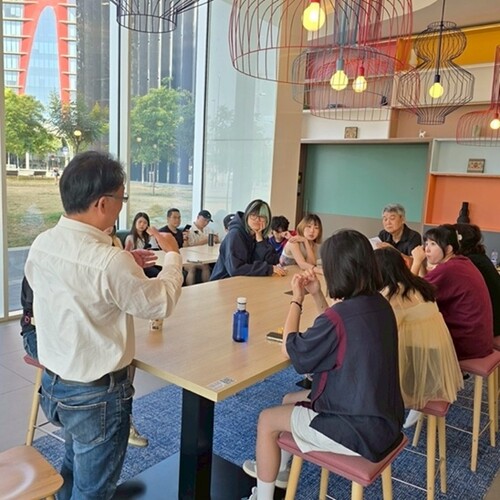 The photos of Director Chiang Zun-Hua and Professor Li Chang-Kuo conducting a course review and reflection session at the conclusion of the program.(Open new window/jpg file)Image