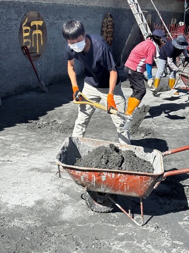 MCUT students and faculty unite in disaster relief, shoveling up hope together.(Open new window/jpg file)Image