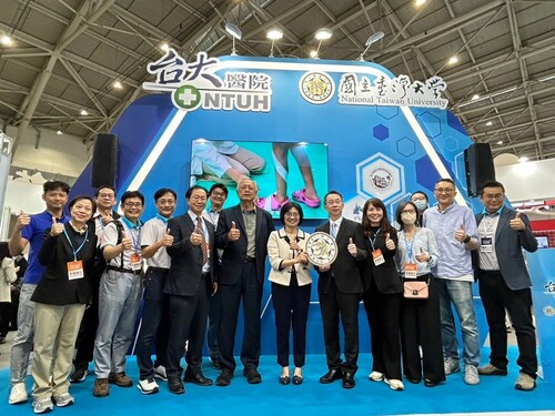 明志科技大學劉祖華校長(左五)、台灣大學廖婉君副校長(右六) 與團隊成員攜手「T5-GIP科研產業化平台」於「2024台灣醫療科技展」展出。(另開新視窗/jpg檔)圖片