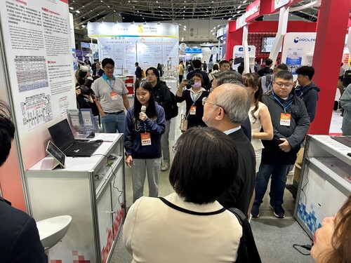 台大廖婉君副校長、張上淳副校長及台大醫院吳明賢院長至明志科技大學電子系洪偉文老師攤位參觀，洪偉文老師團隊說明「基於心率變異分析之女性生理期排卵檢測方式與其系統」應用。(另開新視窗/jpg檔)圖片