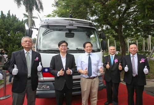 An opening ceremony for the iAuto self-driving bus show car at the Fu Bell, NTU(Open new window/jpg file)