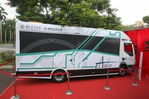 The self-driving bus show car designed by the iAuto team(Open new window/jpg file)