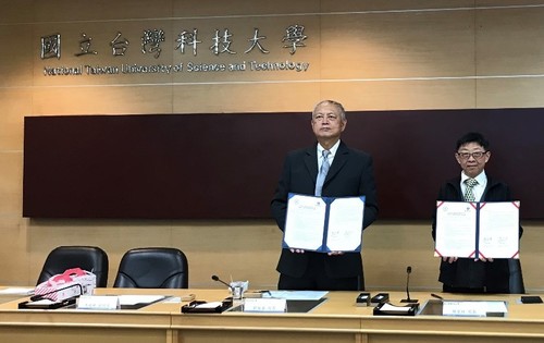 兩校校長手持合作備忘錄合影(另開新視窗/jpg檔)圖片