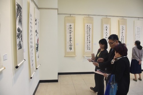 緬懷創辦人書畫展與會來賓參觀作品