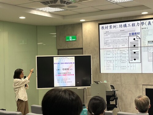 圖2：中華大學資工系石主任和與會者分享如何準備課程教材(另開新視窗/jpg檔)圖片