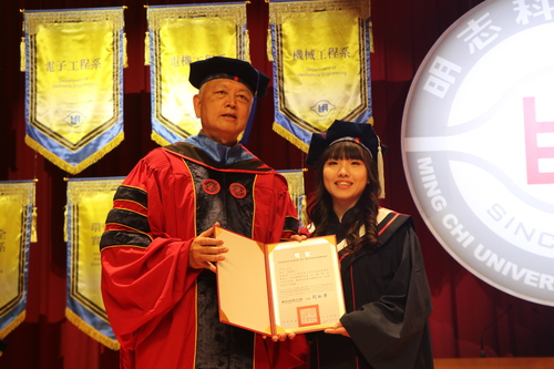 Graduates of Ming Chi University of Technology, wearing the newly designed graduation gowns, happily posed for a photo with President Liu Thu-Hua (left).(Open new window/jpg file)Image