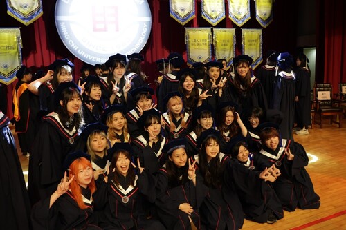 明志科技大學113學年度畢業生,著新式畢業袍於典禮結束後,於舞台區合影留念。(Open new window/jpg file)Image