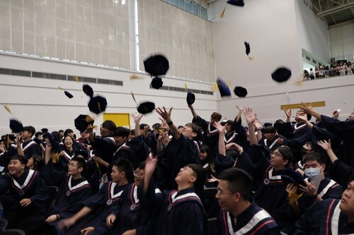 明志科技大學長新式學位帽以天鵝絨圓帽代替四方帽,畢業生們盡興拋帽,歡慶畢業。(Open new window/jpg file)Image