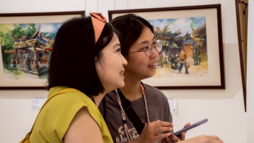 繪畫愛好者駐足欣賞得獎作品展。(另開新視窗/png檔)圖片