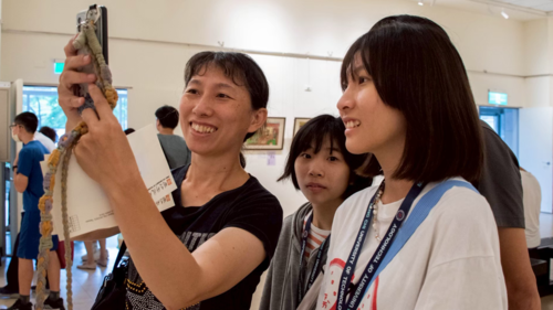 社區親子開心參觀彩繪泰山五股寫生比賽暨明志書院書法比賽得獎作品展。(另開新視窗/png檔)圖片