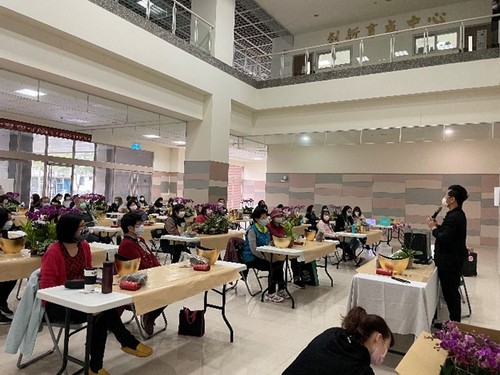 活動講師介紹生活應用環保花藝情形(另開新視窗/jpg檔)圖片