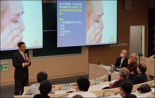 姚立德先生對與會師長與大四應屆畢業生們講述人工智慧未來的發展與應用。(另開新視窗/jpg檔)圖片