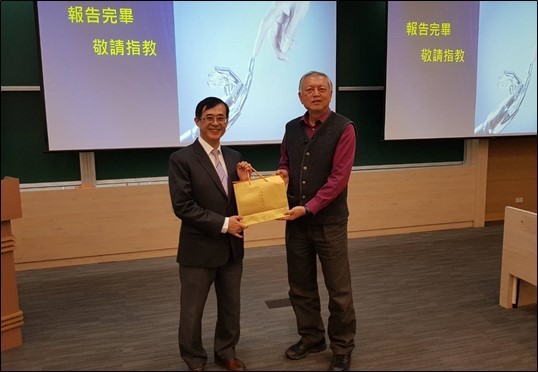 劉祖華校長致贈姚立德先生紀念品(另開新視窗/jpg檔)圖片