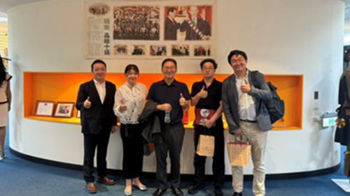 The Sungshin Women’s University delegation takes a group photo after touring the School History Gallery at Ming Chi University of Technology.(Open new window/png file)Image