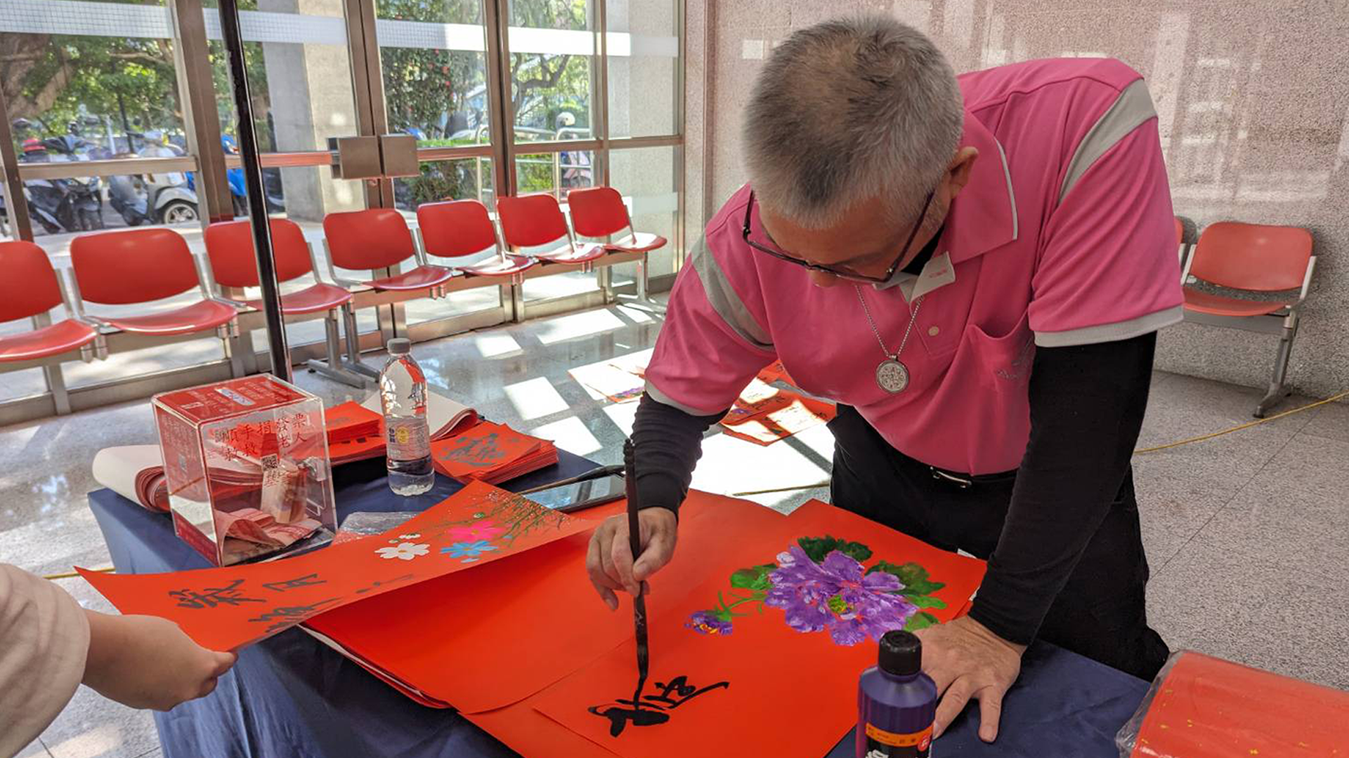 Ming Chi University of Technology Holds Lunar New Year Charity Sale, Spreading Warmth Through Calligraphy to Care for Local SeniorsImage