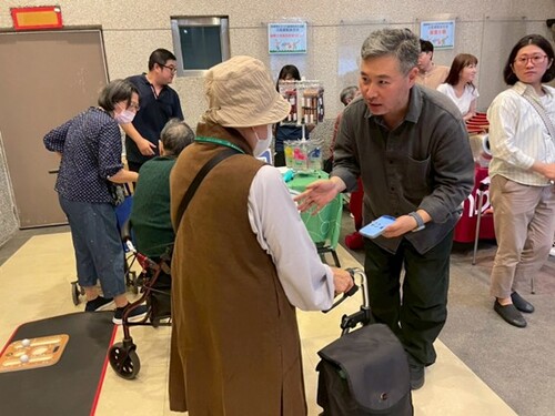 培育企業向村民展示並提供高齡輔具產品體驗，現場獲得村民們熱情回饋。(另開新視窗/jpg檔)圖片