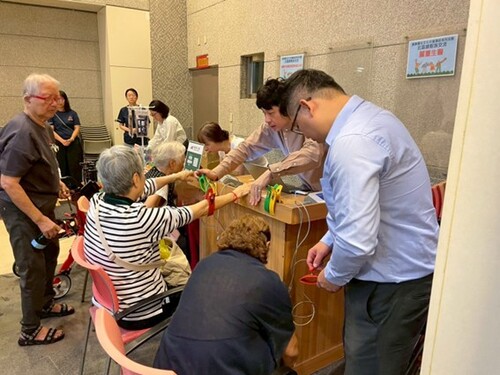 培育企業向村民展示並提供高齡科技產品體驗，現場獲得村民們熱情回饋。(另開新視窗/jpg檔)圖片