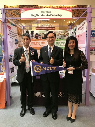 國際事務中心李潔嵐主任於展場與畢祖安司長(左)及童振源大使合影