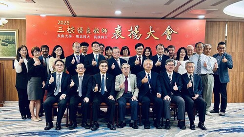 2025三校優良教師表揚大會餐敘後合影，三校董事長王文淵先生（第一排中間）與明志科技大學優良教師及師長們同框留影。(另開新視窗/jpg檔)圖片