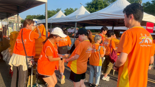 At the 2025 Chang Gung Memorial Hospital Yung-Ching Wang Run, as runners gradually returned, MCUT volunteers assisted in distributing supplies.(Open new window/png file)Image