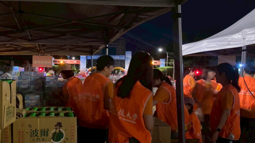 On Ming Chi University of Technology’s Volunteer Day in Memory of the Founder, volunteers participating in the Yung-Ching Wang Run prepared for the distribution of supplies.(Open new window/png file)Image