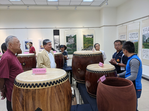 The President and invited guests toured the drums showroom.(Open new window/png file)